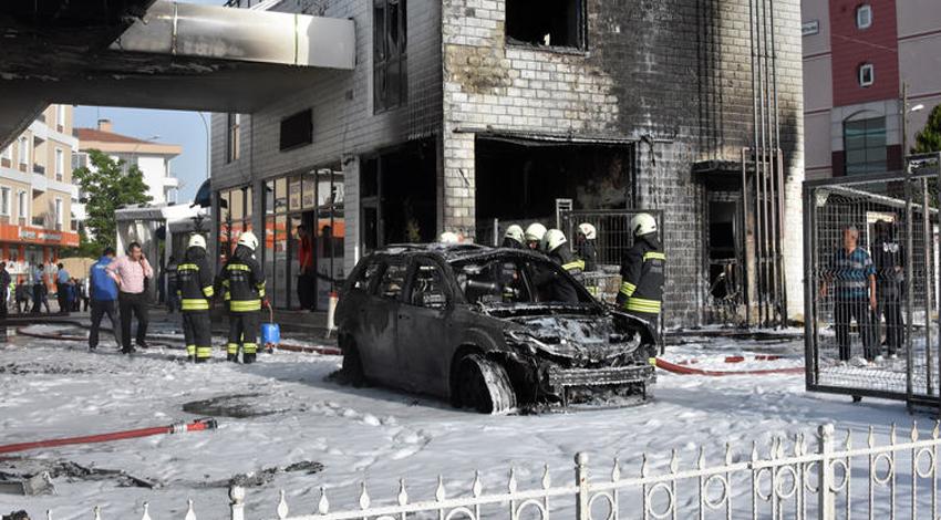 Akaryakıt istasyonunda çıkan yangında facianın eşiğinden dönüldü!