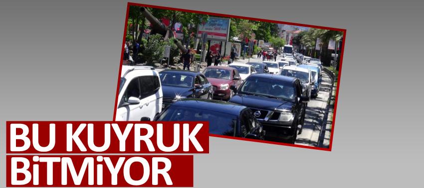 Çanakkale'de feribot iskelesinde araç kuyruğu sürüyor