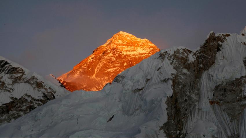 Everest'in zirvesi çöktü!