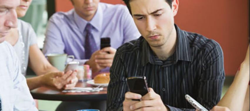 Akıllı telefon kullanırken 'mesaj boynu'na dikkat