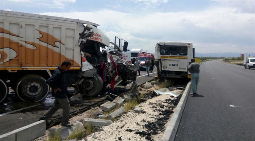 Malatya'da belediye otobüsüne kamyon çarptı!