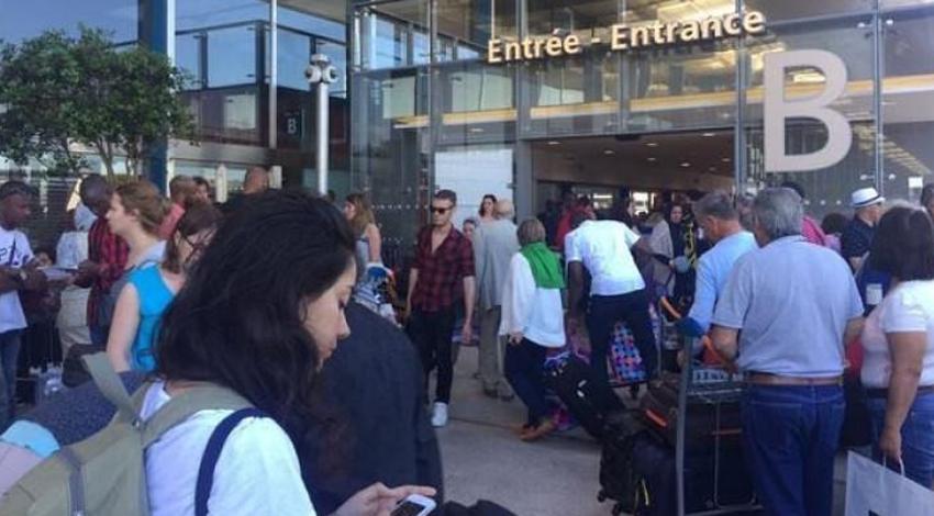 Paris'te havaalanı boşaltılıyor!