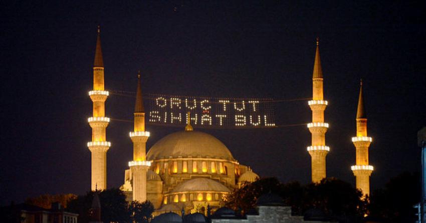 İstanbul'un minareleri mahyalarla süslendi