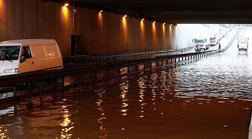 Kuvvetli sağanak hayatı olumsuz etkiledi