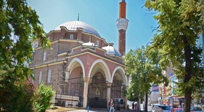 Sözde futbol taraftarları, camiye saldırdı!