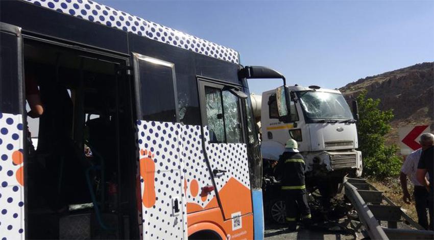 Zincirleme trafik kazası: 2 ölü, 13 yaralı!
