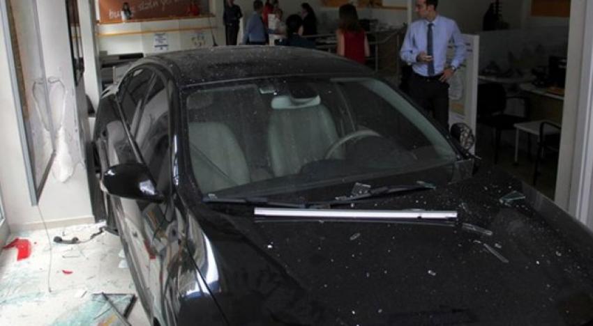 Otomobil bankaya girdi