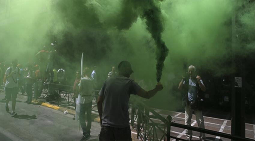 Atina yine karıştı! Sokaklar çöp yığınıyla doldu