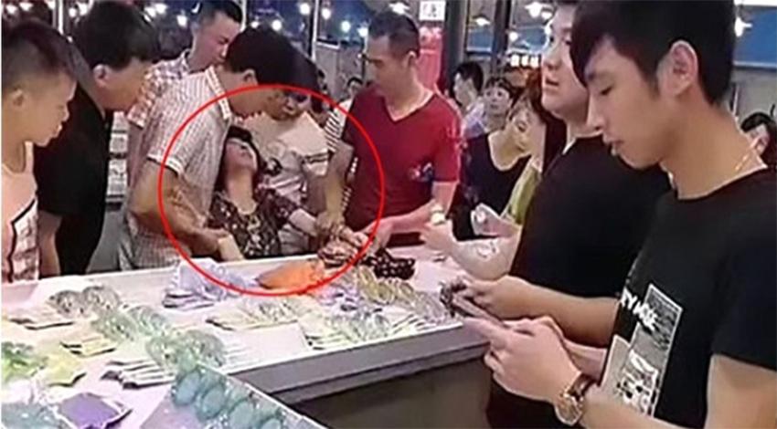 Kırdığı bilekliğin fiyatını öğrenince bayıldı!