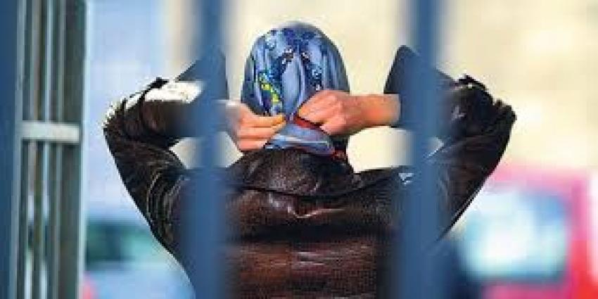 Hollanda'da diploma töreninde başörtüsü yasağı