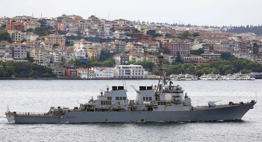 ABD savaş gemisi Boğaz'dan geçti