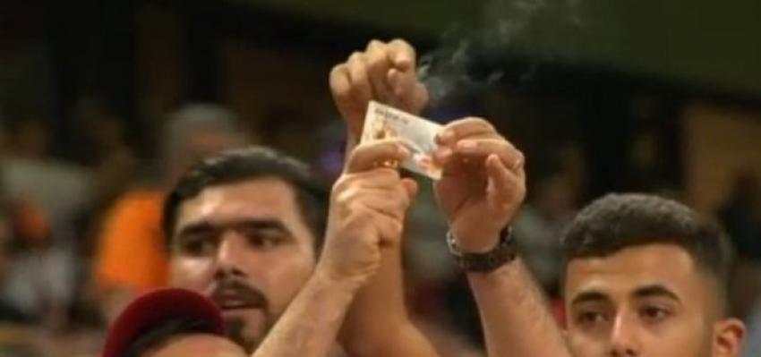 Taraftar kombinesini yaktı