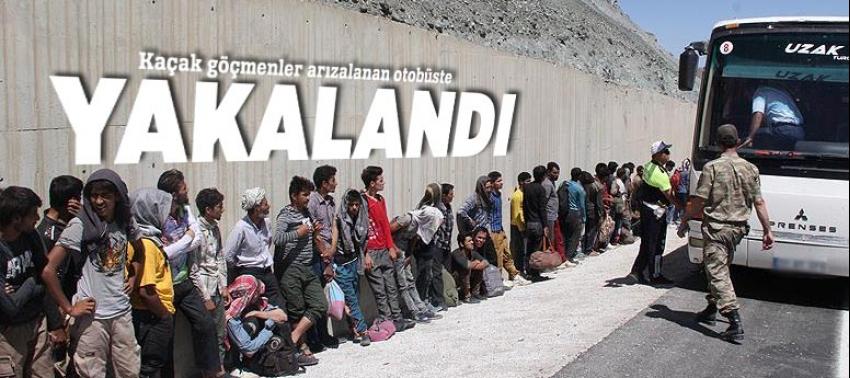 Kaçak göçmenler arızalanan otobüste yakalandı