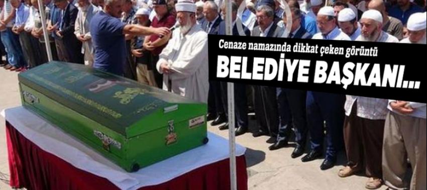 Cenaze namazında dikkat çeken görüntü