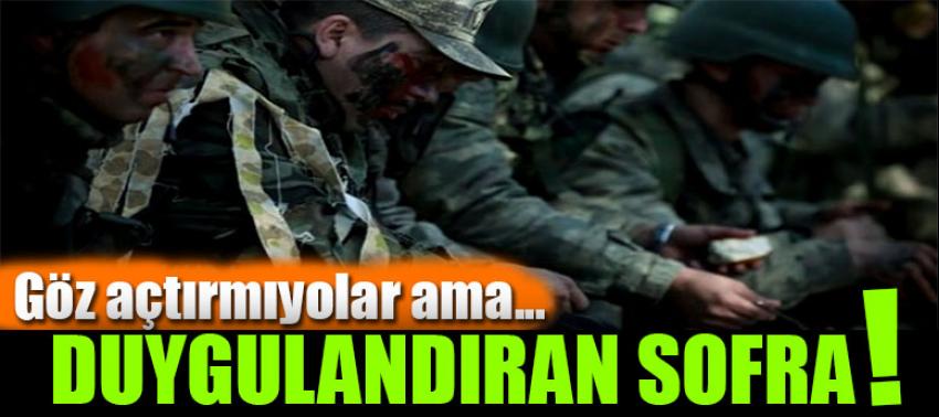 Genelkurmay, Mehmetçiğin Yerde Yemek Yediği Görüntüyü Paylaştı