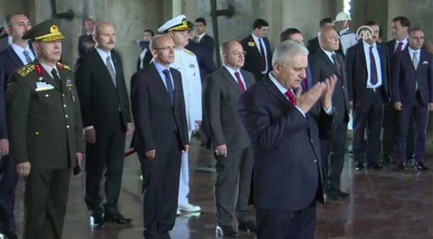 Başbakan Yıldırım Anıtkabir'de Fatiha okudu