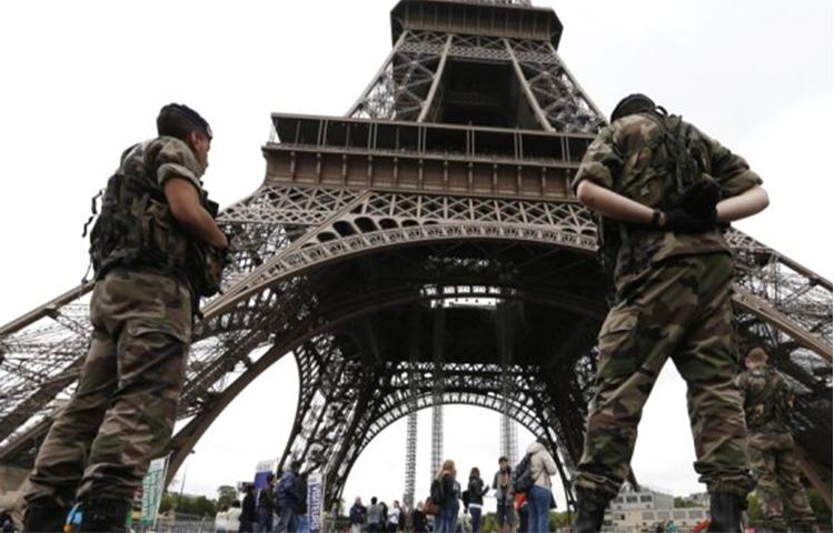 Paris'te Fransız askerlerine saldırı!