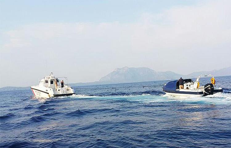 Sahil Güvenlik 4 Yunanistan vatandaşını kurtardı