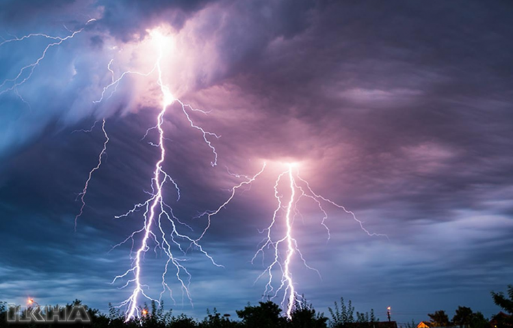 Askerlerin üzerine yıldırım düştü