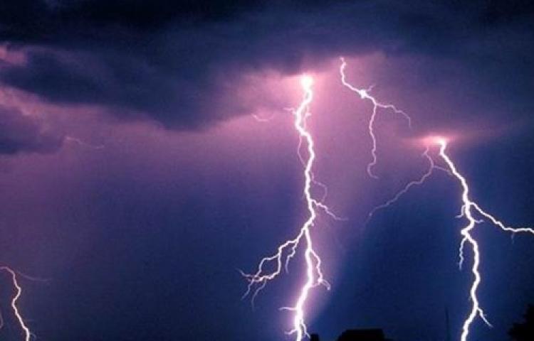 Turistlerin üzerine yıldırım düştü