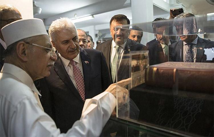 Yıldırım'dan Singapur'da camiye ziyaret