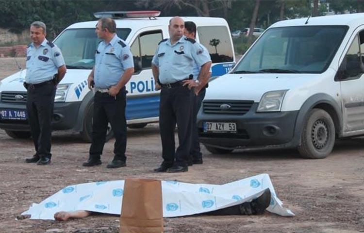 Sürücüler yolda cesedini buldu!