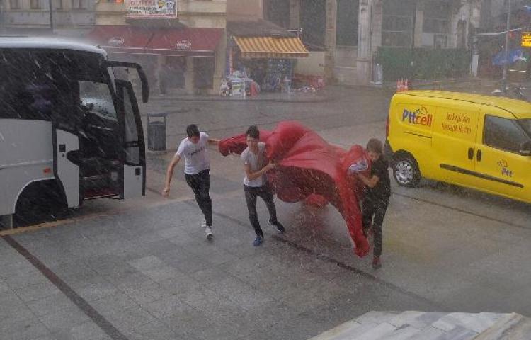 İstanbul'da fırtınada o an!