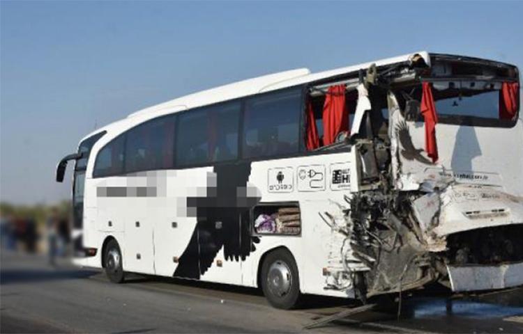 Kurbanlık kamyonu otobüse çarptı!