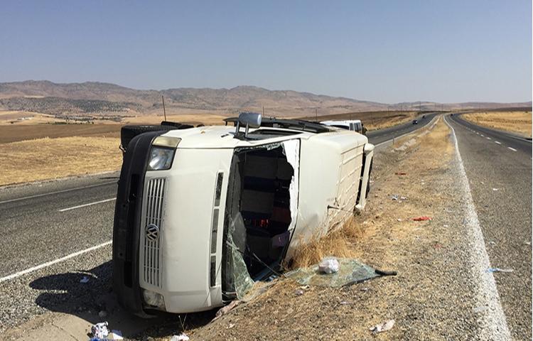 Minibüs refüje çarptı!