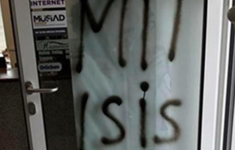 Türk dükkanlara saldırıya başladılar