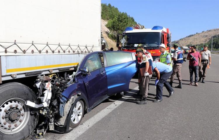 Otomobil TIR'a çarptı! 5 ölü
