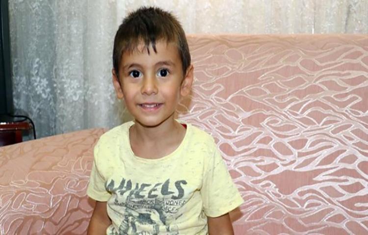 4 yaşındaki çocuğun işitme cihazını...