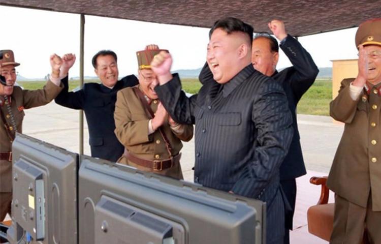 Dünya endişeliymiş, 'Kim'in umurunda!