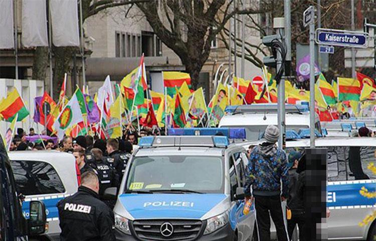 Almanya saçmaladı! Teröristbaşının beyaz gömlekli...