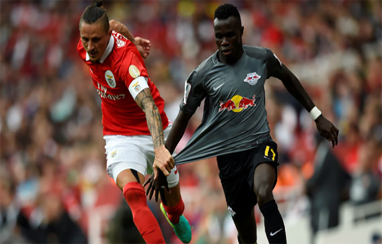 '4 futbolcuya dikkat'