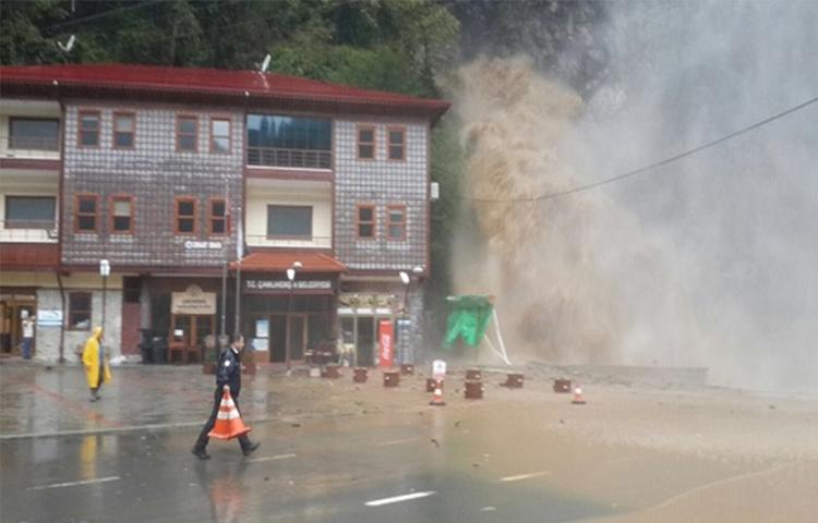 Rize’de sel bir can aldı