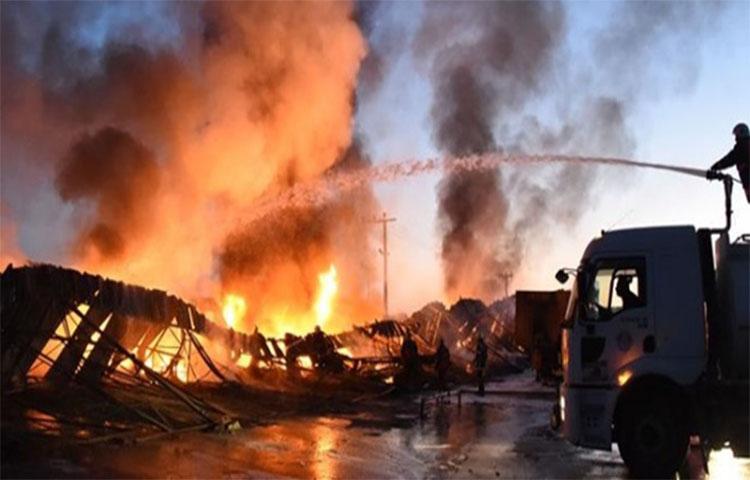 Büyük yangın! Depolar kül oldu