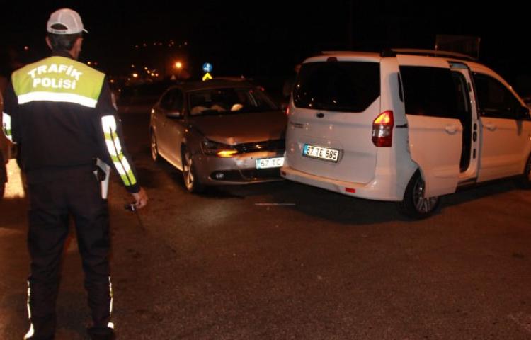 Alkollü sürücü polis aracına çarptı!