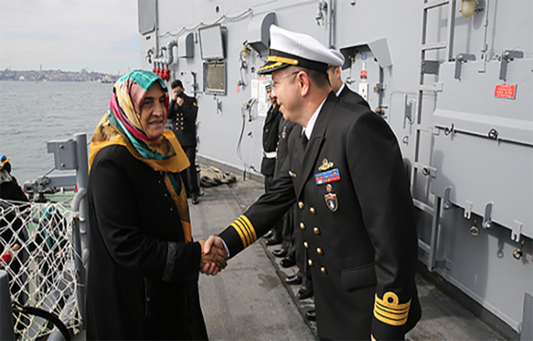 Donanma gemileri ziyarete açıldı