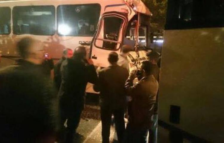 3 servis aracı çarpıştı