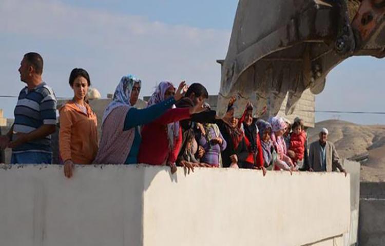 Elleriyle kepçeye engel oldular!