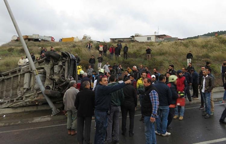 Maltepe'de minibüs devrildi