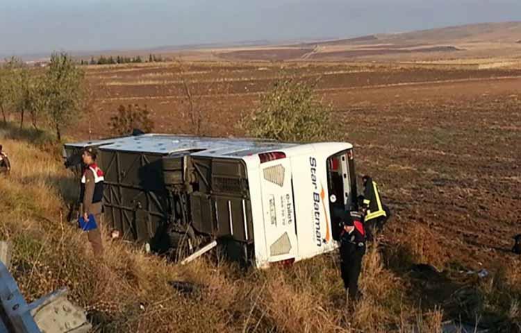 Ankara'da yolcu otobüsü devrildi!