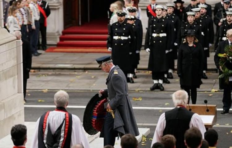 Kraliçe rolünü prense verdi!
