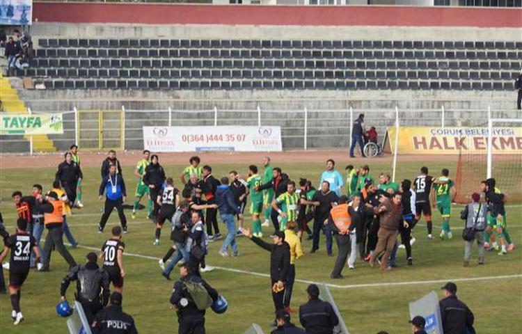 Futbolcularla taraftarlar birbirine girdi!