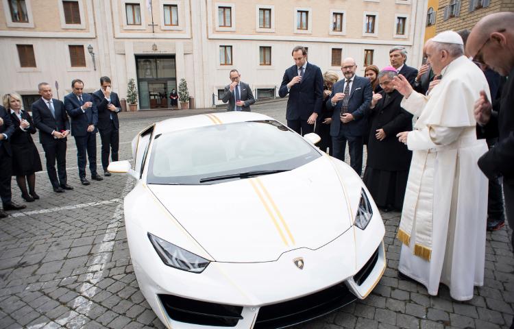Papa'ya Lamborghini hediye edildi