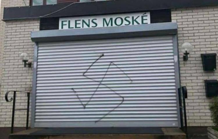 İsveç'te cami kapısına ırkçı saldırı