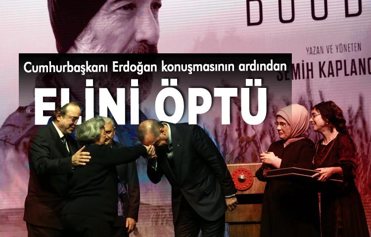Cumhurbaşkanı Erdoğan konuşmasının ardından elini öptü