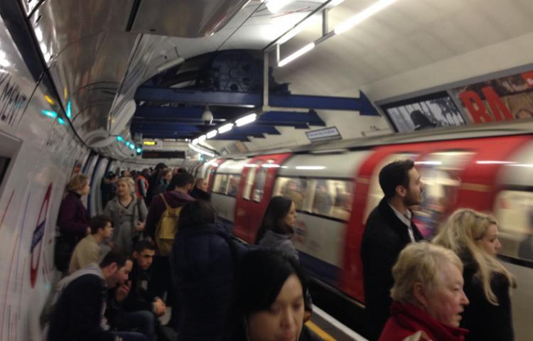 Londra metrosunda hareketli dakikalar