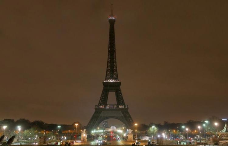 Eyfel Kulesi'nin ışıkları karartıldı